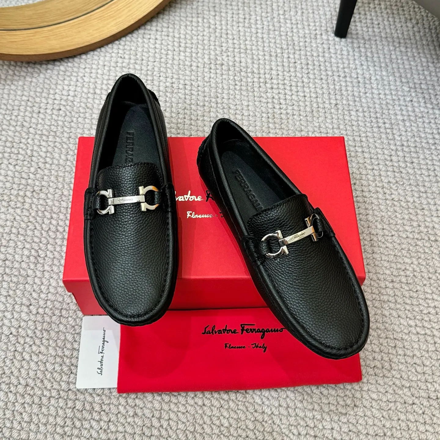 Men's men's shoes 💰420 (Yangli) Ferragamo 〰Ferragamo 2⃣️0⃣️2⃣️5️⃣ New series 👊🏻 Upper 🇮🇹 Italian imported calfskin, original outsole molding. Water-dyed sheepskin lining. The identity of every successful man is set off, and the upper and lower shoes are elegant and stable🚶🏻🚶🏻The high-end custom counter original replica is an eternal classic🔍️Number of codes: 38-46 with counter packaging